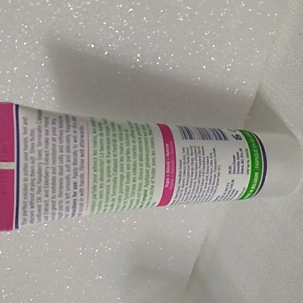 Human + Kind Moisturizing Hand Scrub Elderflower & Raspberry - Picture 4 of 6
